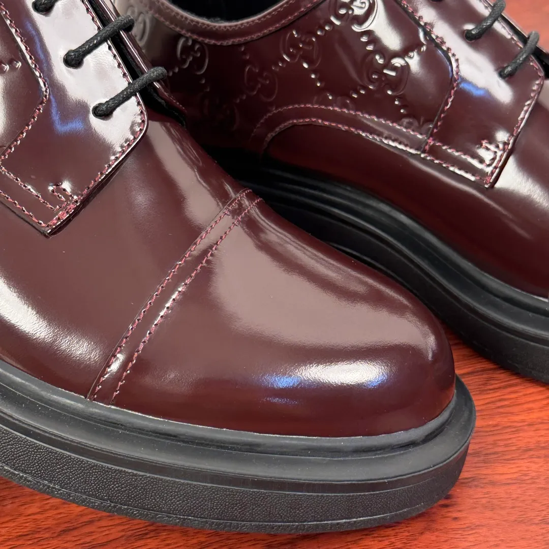 Batch 780 Gucci/Gucci new men's lace-up shoes with GG details, glossy cow leather derby shoes! Rooted in the brand's heritage, these men's lace-up shoes are crafted from premium open-edge beaded calf leather and feature GG-print embossed suede details in homage to Gucci's iconic monogram. The rubber sole decorated with GG pattern adds a touch of modern fashion to this design. Typical three-joint style design. European and American classic version, full calfskin lining. The overall upper texture is soft and the lining is comfortable and breathable. 2CM thickened soft rubber sole, easy to control. Versatile and stylish upper foot, multiple colors available to meet different matching needs, complete package! Size: 39-40-41-42-43-44 leather shoe size (38.45.46 can be customized) Item number: 7826Z open edge beads burgundy